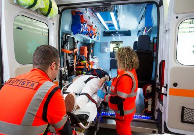 Moncalieri, 23enne cade dall’ultimo piano del palazzo: soccorso sulla terrazza al primo piano, codice rosso